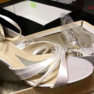 MICHAELANGELO WHITE SATIN RHINESTONE HEELS - NWT SZ11